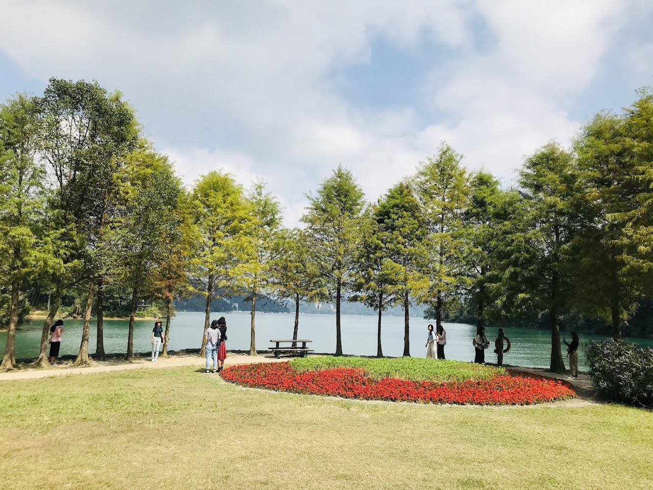 湖邊綠樹與花圃景致