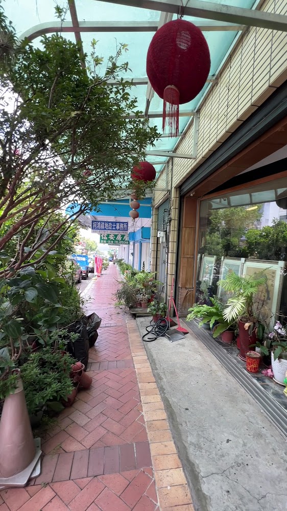 水美木雕街騎樓與盆栽街景