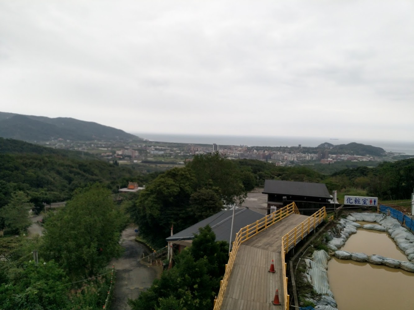 山坡觀景平台與海岸遠景