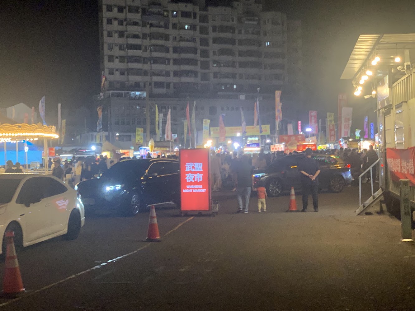 武聖夜市發光招牌與熱鬧夜市場景