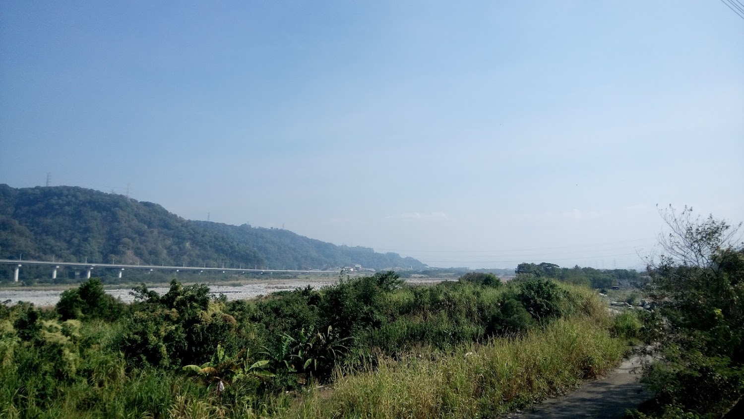 藍天山丘河谷與長橋自然開闊景色