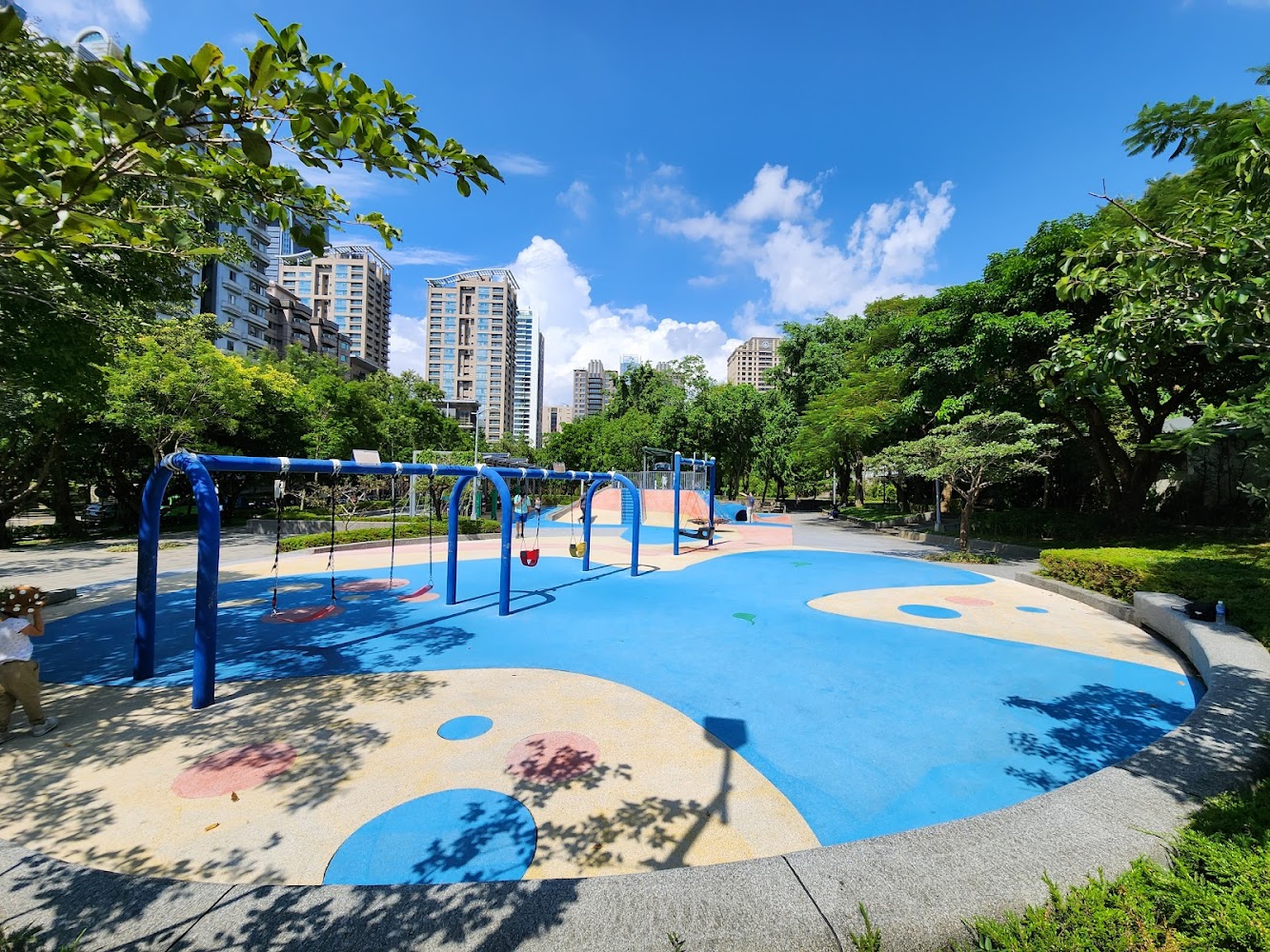 象山公園兒童遊戲場與周邊綠地環境