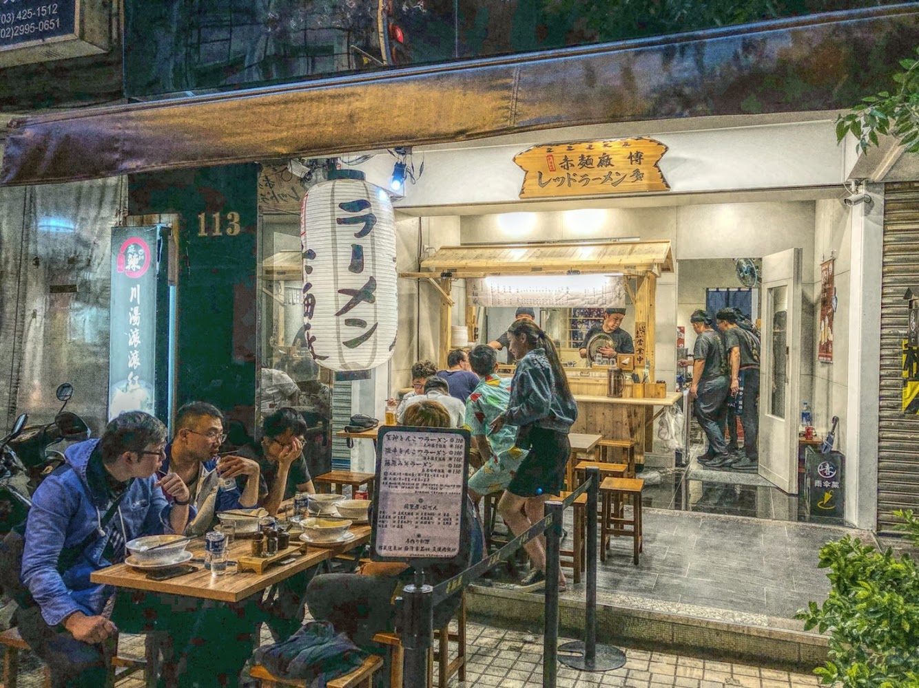 赤麵廠中壢店日式拉麵店門口