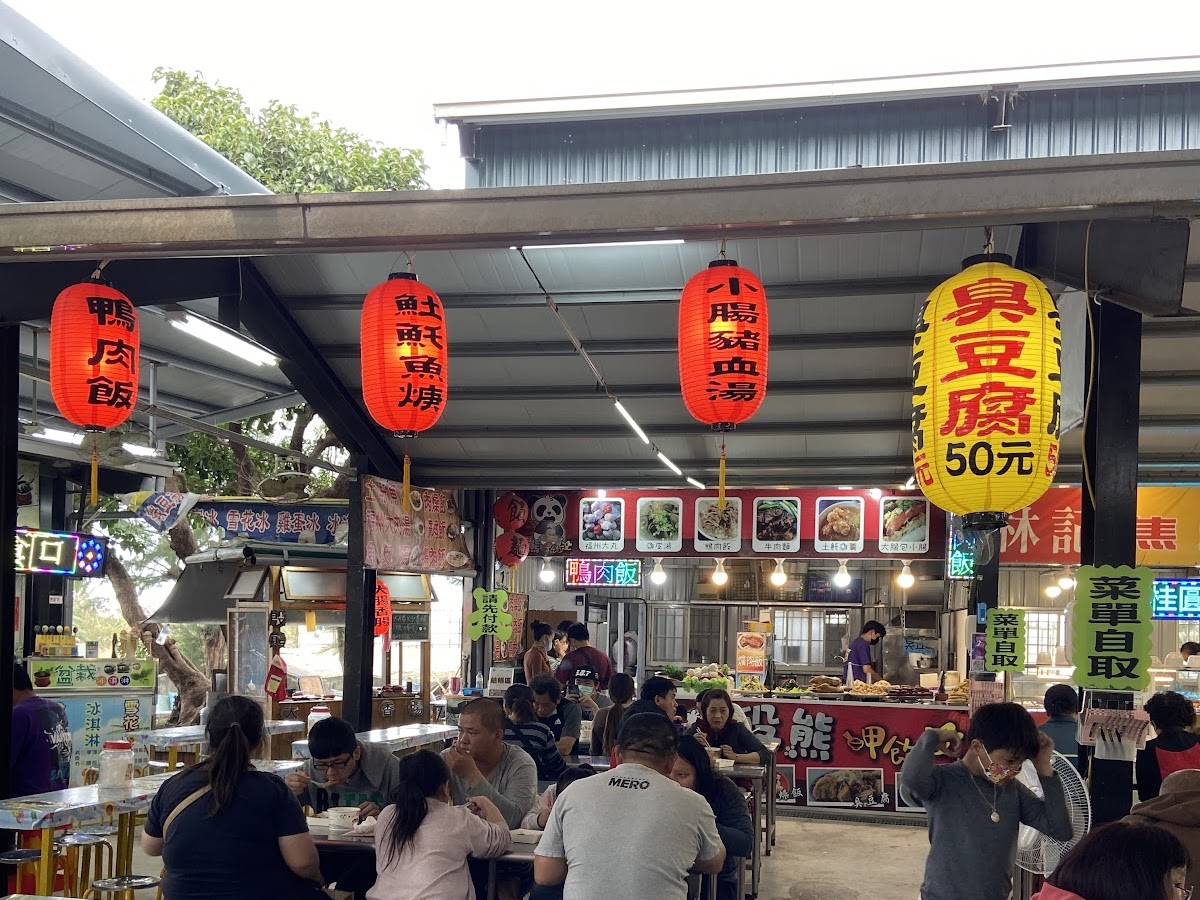 車城福安宮廟前市集，攤販大紅燈籠高掛，食客絡繹不絕