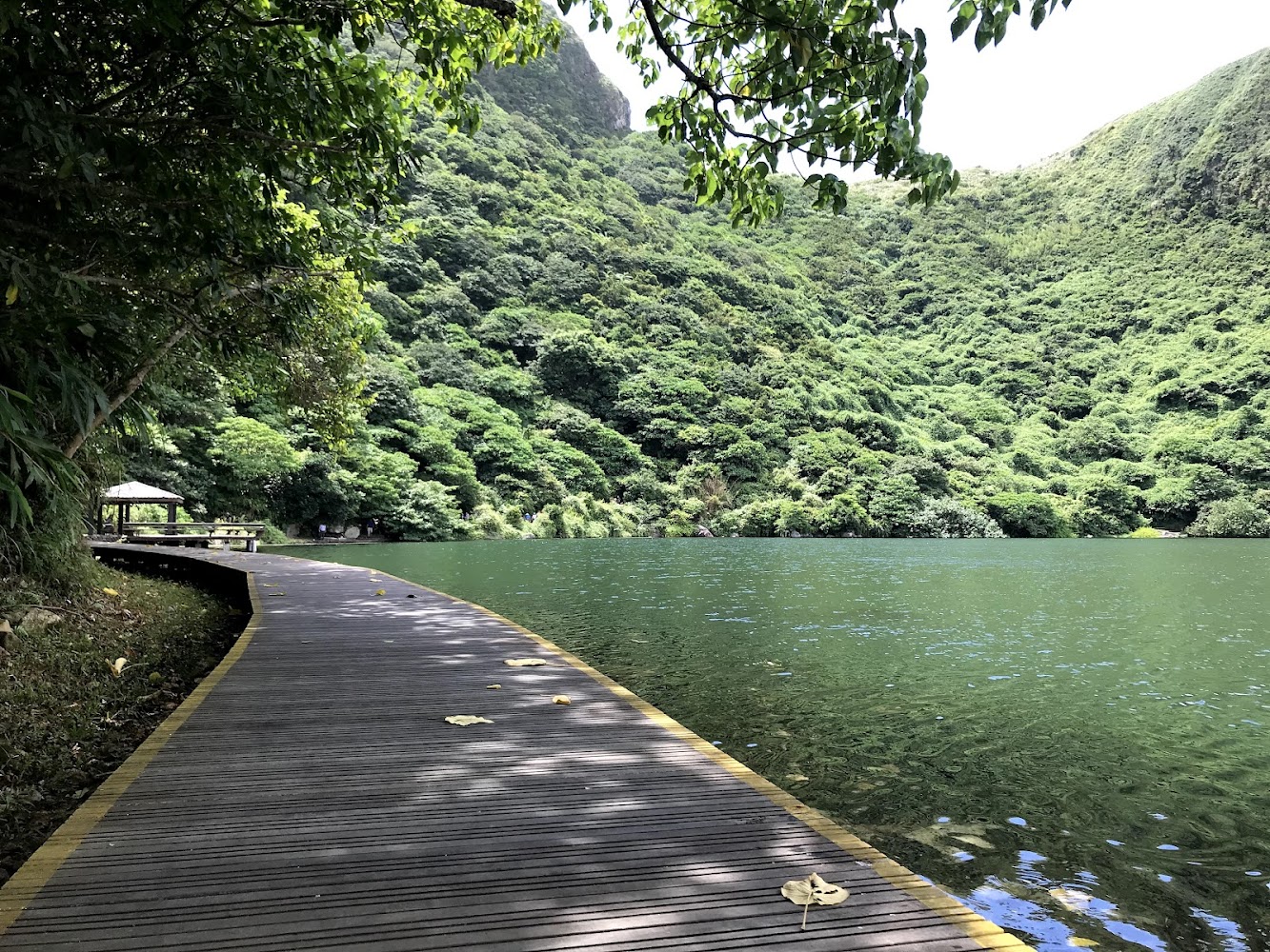 龜山島湖邊木棧道