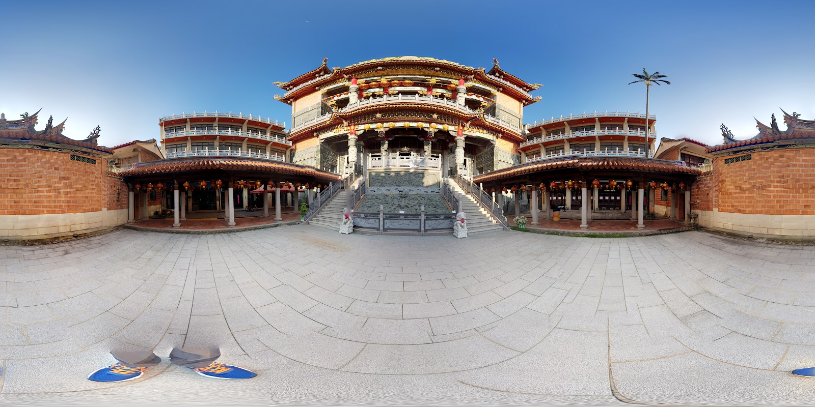 竹南中港慈裕宮新後殿全景，多層樓閣式建築配有廊廡，藍天白雲為背景