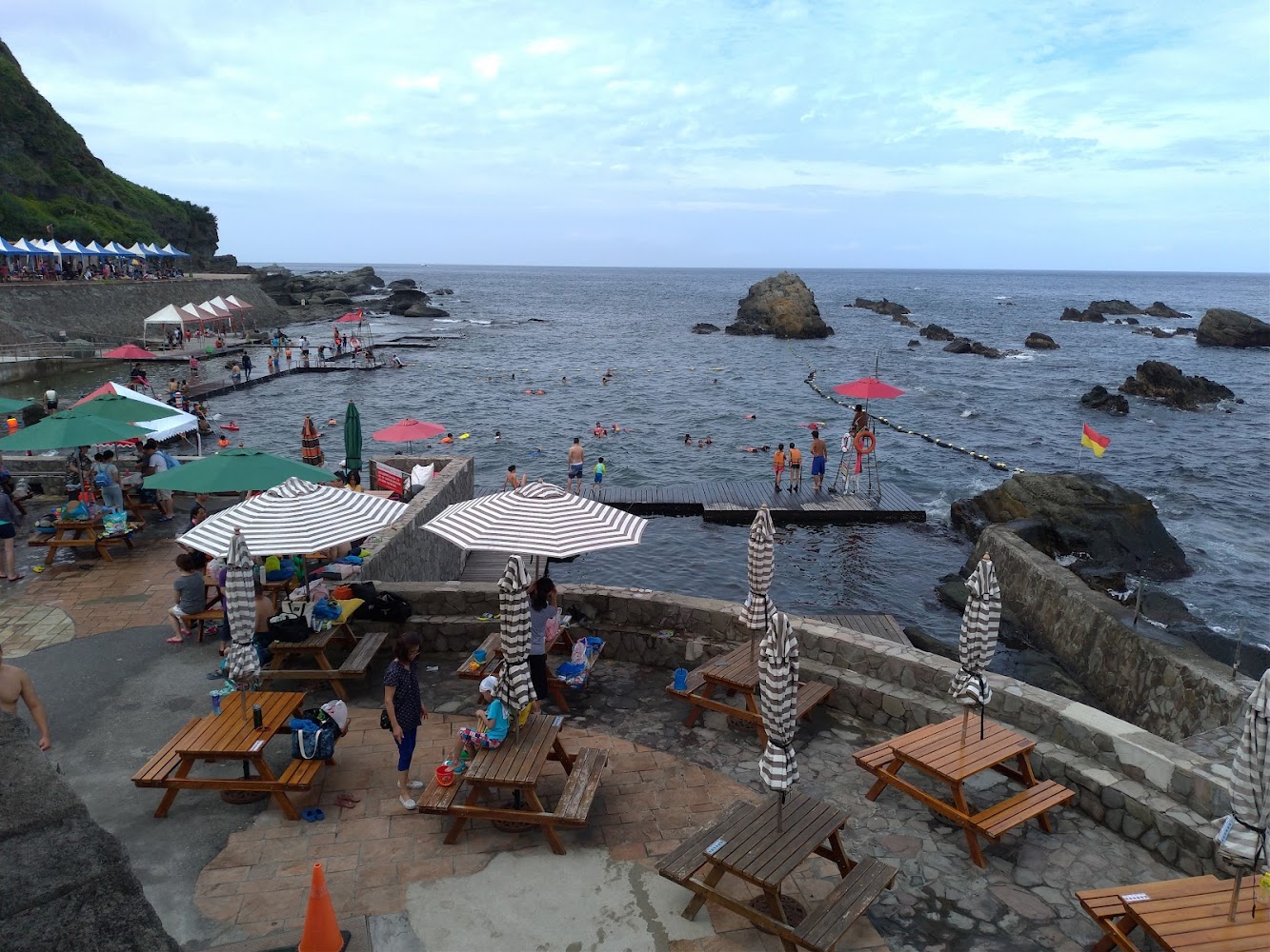 龍洞浮潛岸邊休息區
