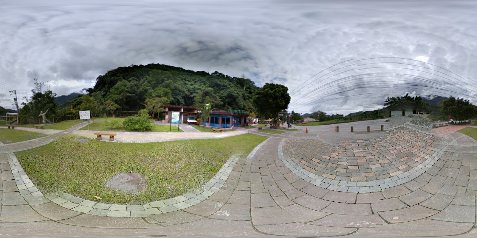 慕谷慕魚旅遊諮詢中心廣場全景，磚石廣場與原住民雕像