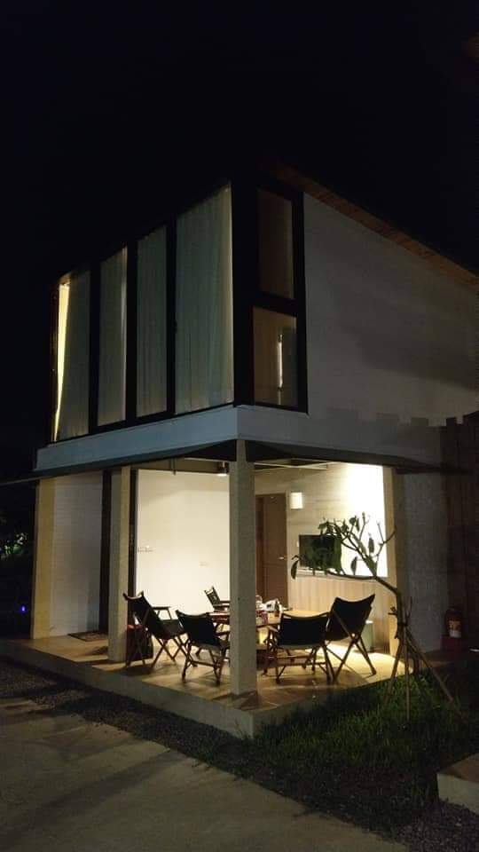 夜晚兩層樓建築與開放式休憩空間