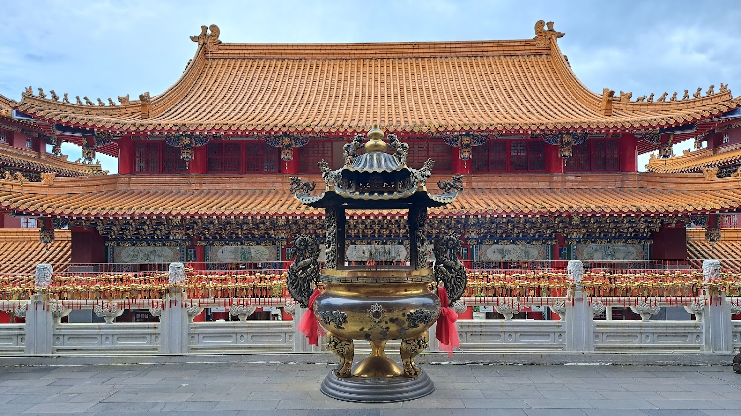 主殿前大型青銅香爐與滿牆祈福牌