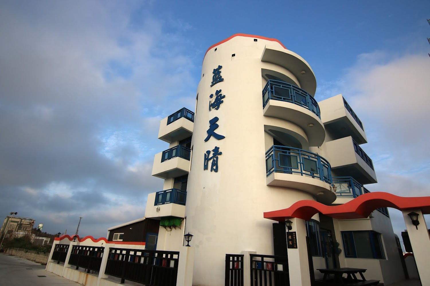 藍海天晴民宿白色外觀與藍色元素設計