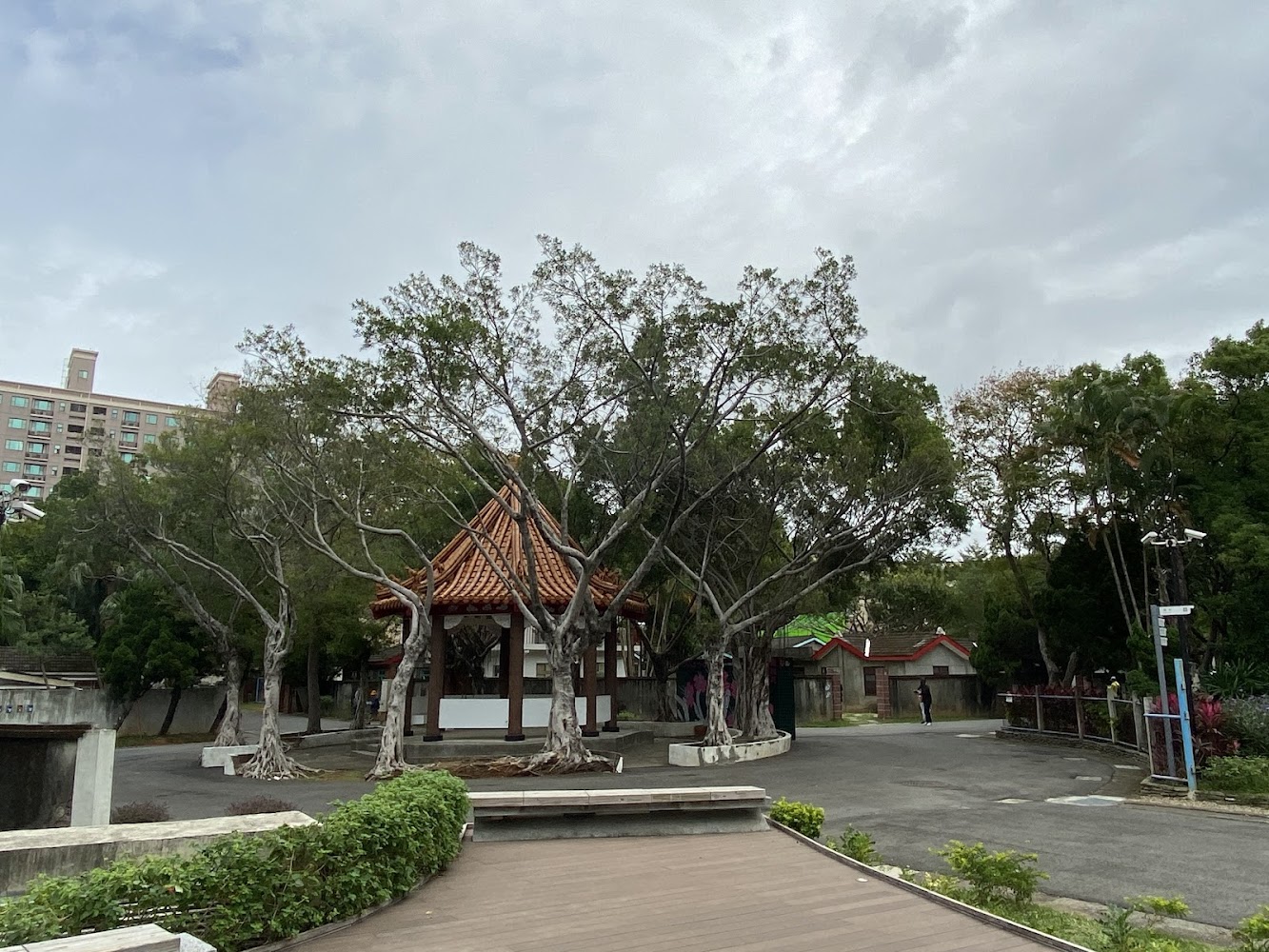 公園場景與紅色屋頂涼亭