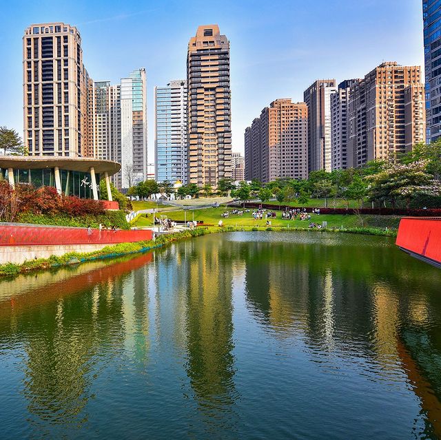 秋紅谷高樓與湖泊景色