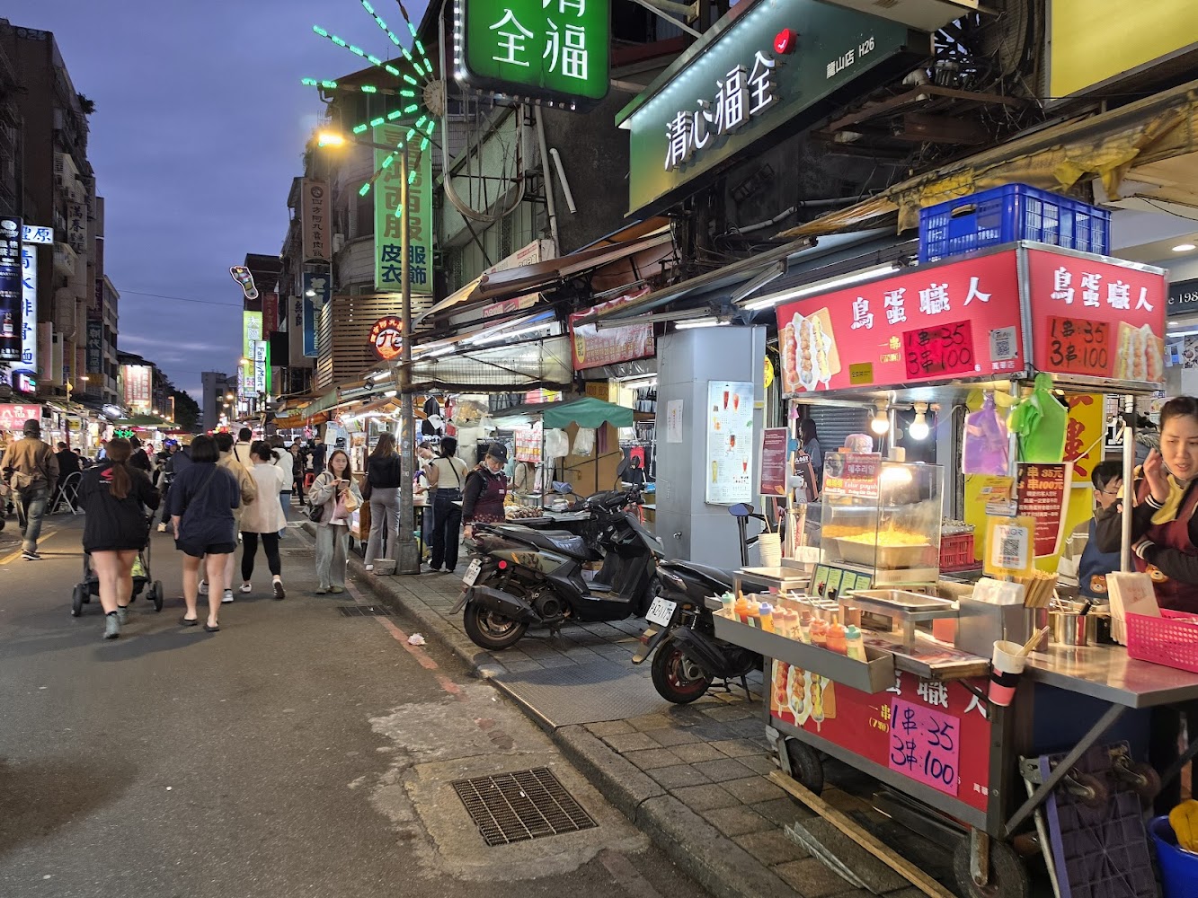 廣州街夜市中的烤鳥蛋攤位與逛街人潮