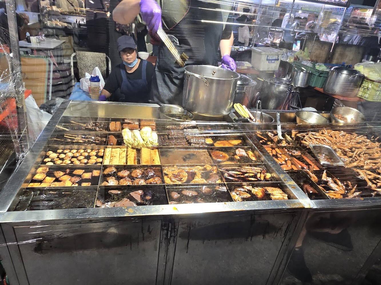 武聖夜市滷味攤位食材豐富
