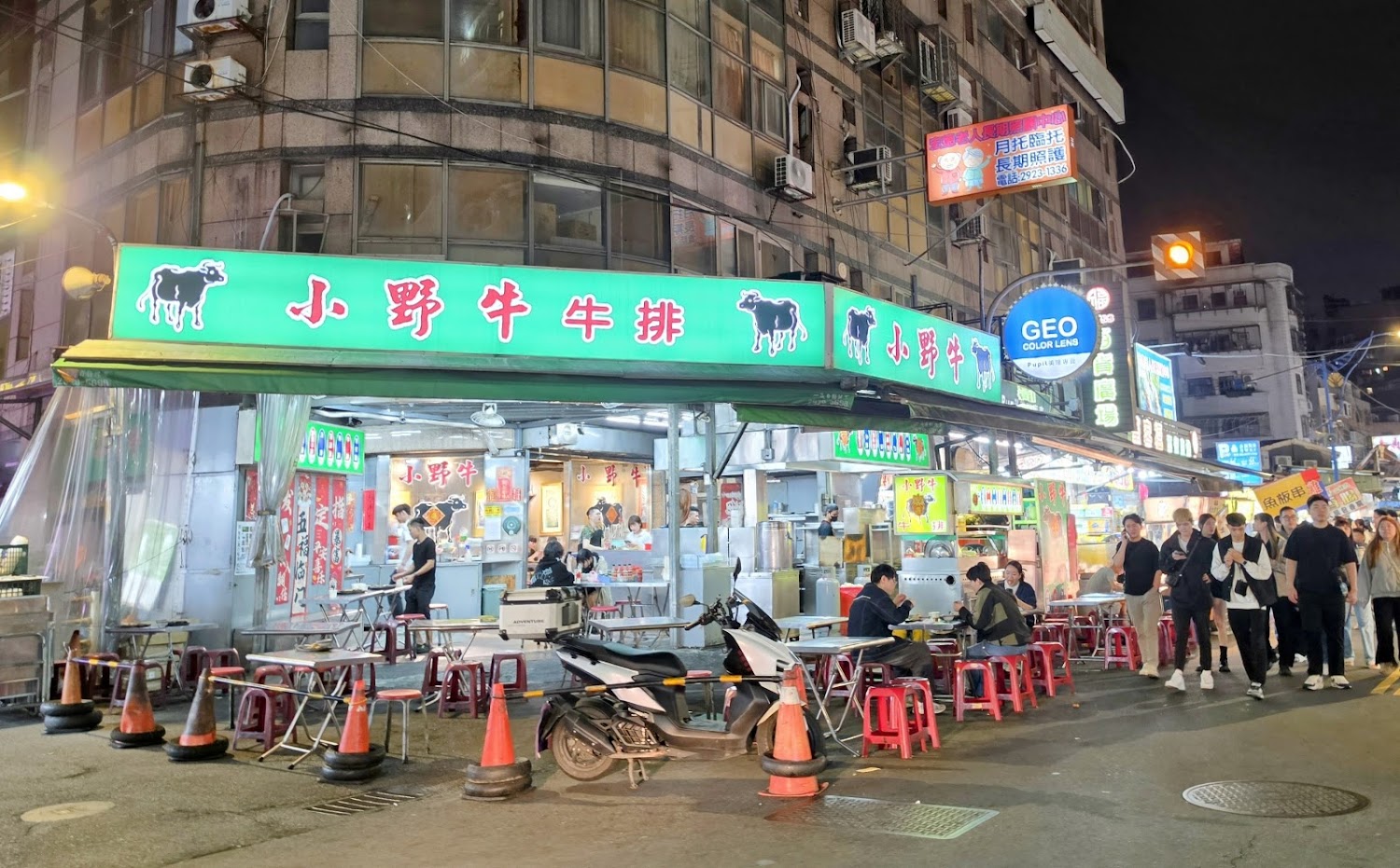 樂華觀光夜市小野牛牛排店面與座位區