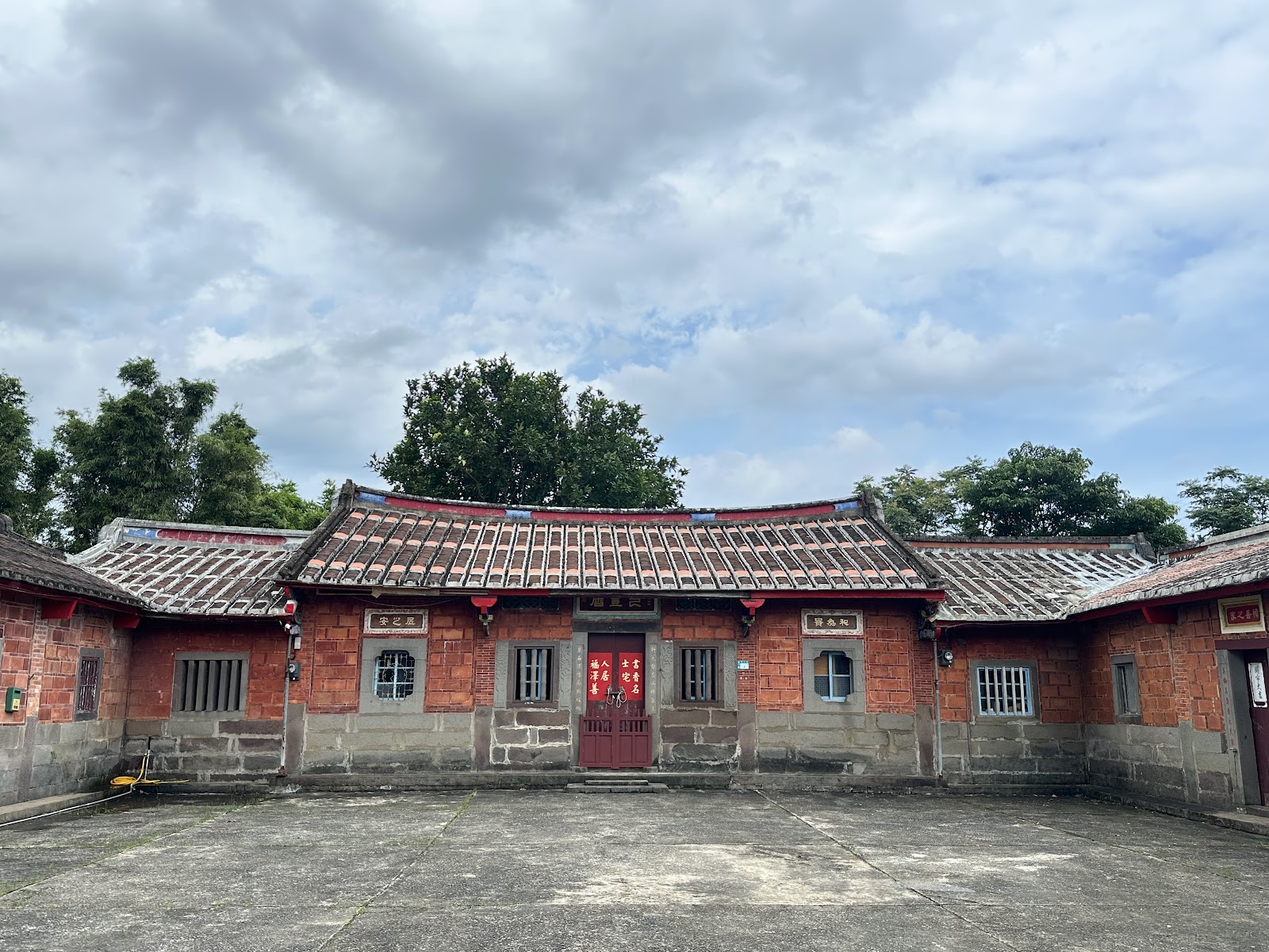 蘆洲李宅主廳燕尾屋脊三合院建築正面全景