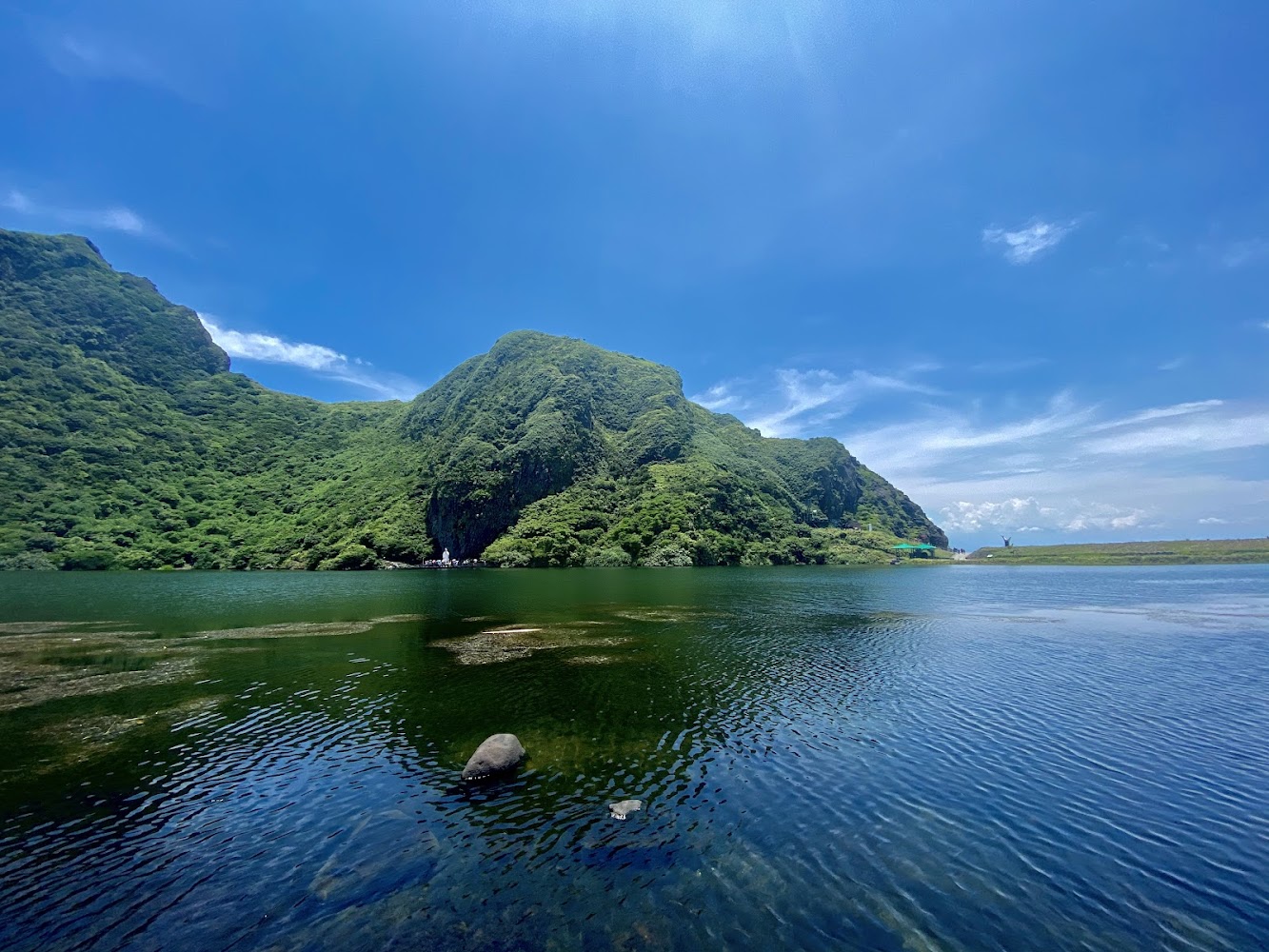 龜山島湖水與翠綠山丘