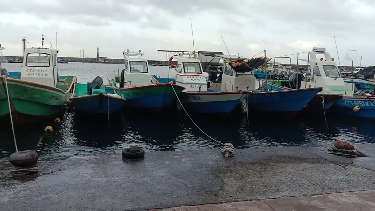 永新漁港水道與停泊漁船全景,漁村生態景觀