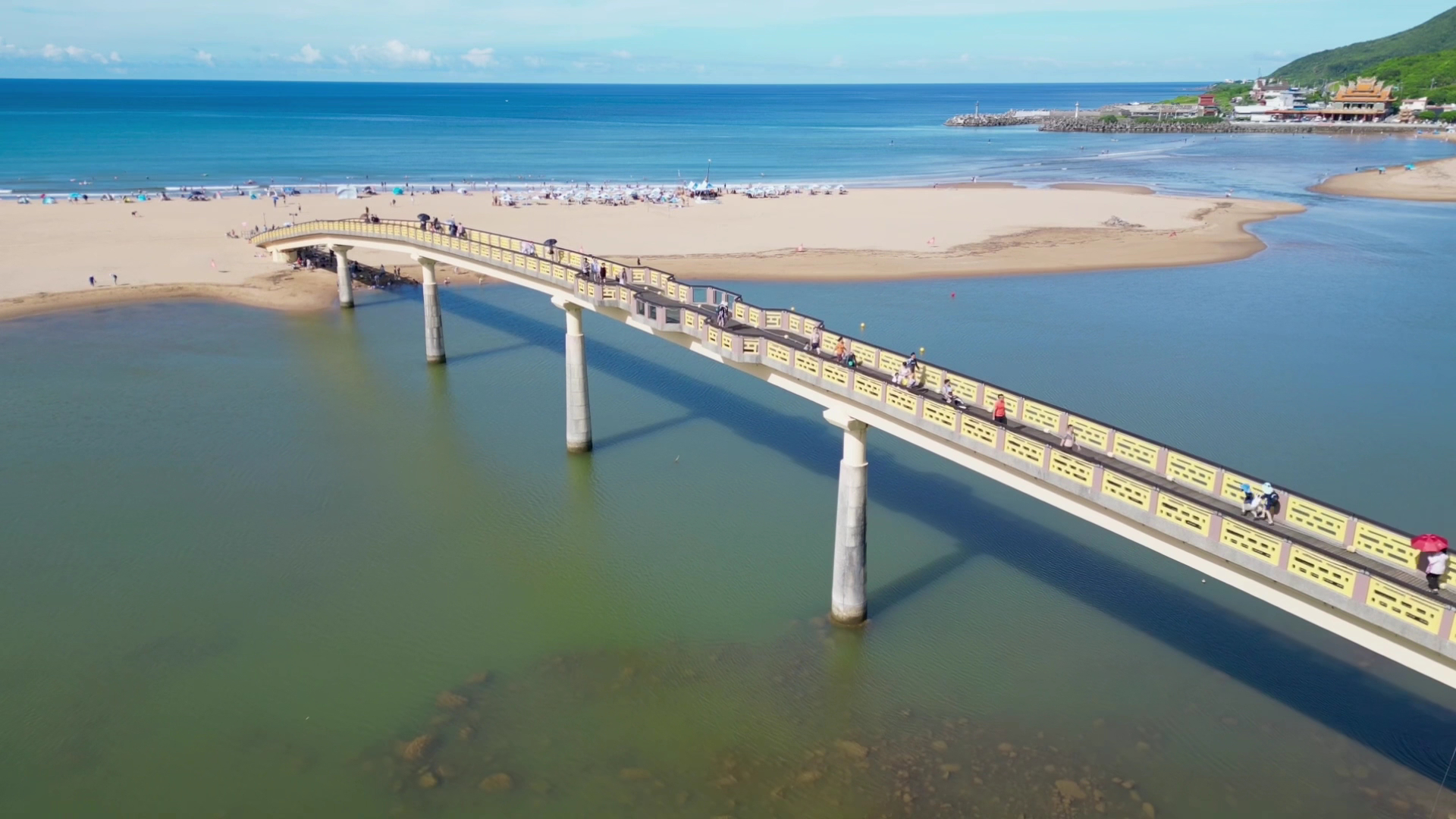 福隆海水浴場拱橋與沙灘海景