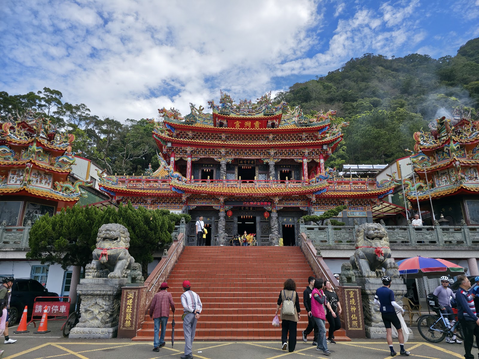 仙山靈洞宮廟宇正面全景，石獅門口，紅色階梯，訪客絡繹