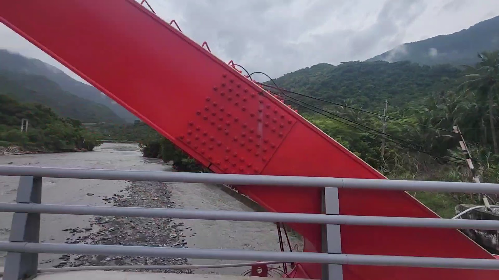 金崙溪金崙溫泉虹橋仰拍紅色鋼拱橋景觀