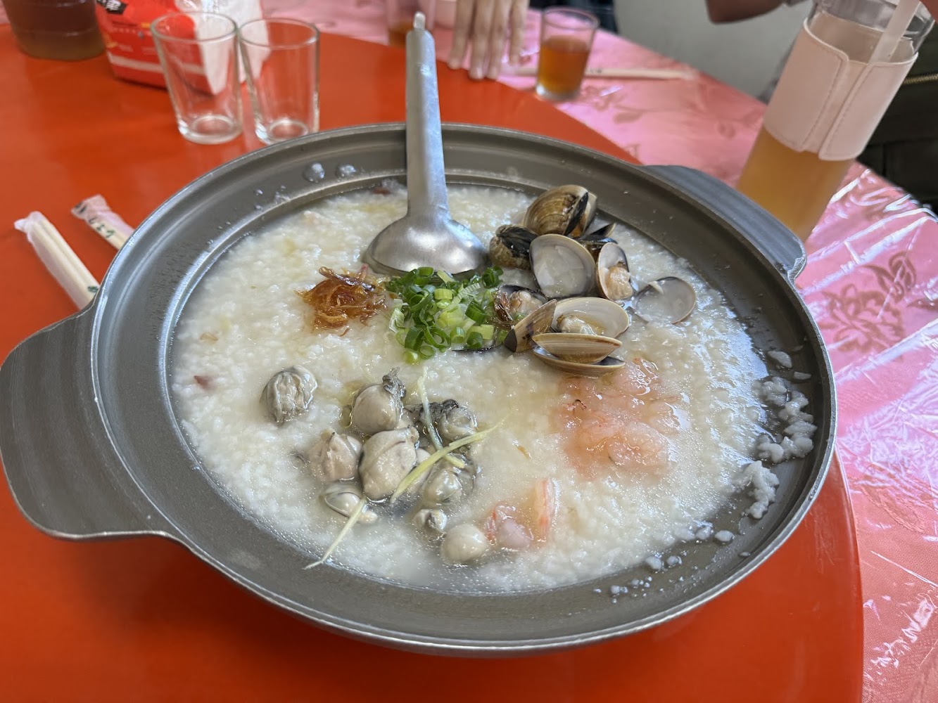 海鮮粥內容有蛤蜊蚵仔蝦仁,配料相當澎湃