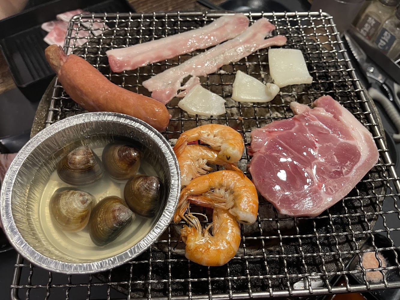 田季發爺燒肉中壢店烤爐上的蝦子魷魚豬肉與蛤蜊