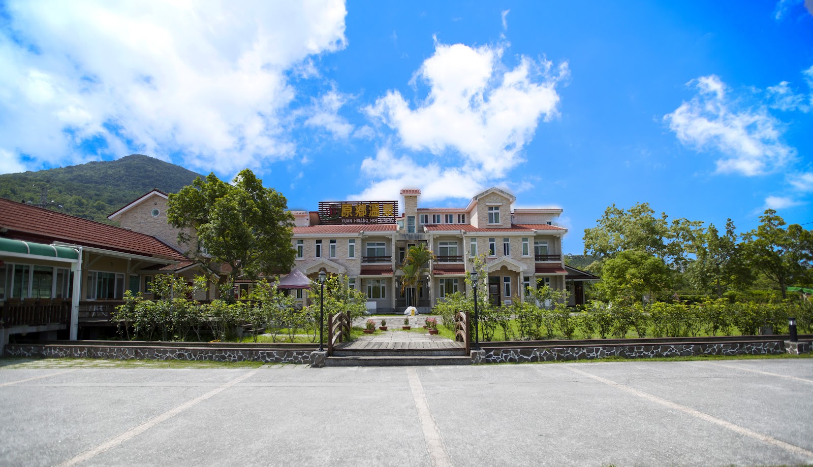 原鄉溫泉飯店全景，歐式建築，廣大停車場，花蓮瑞穗溫泉住宿
