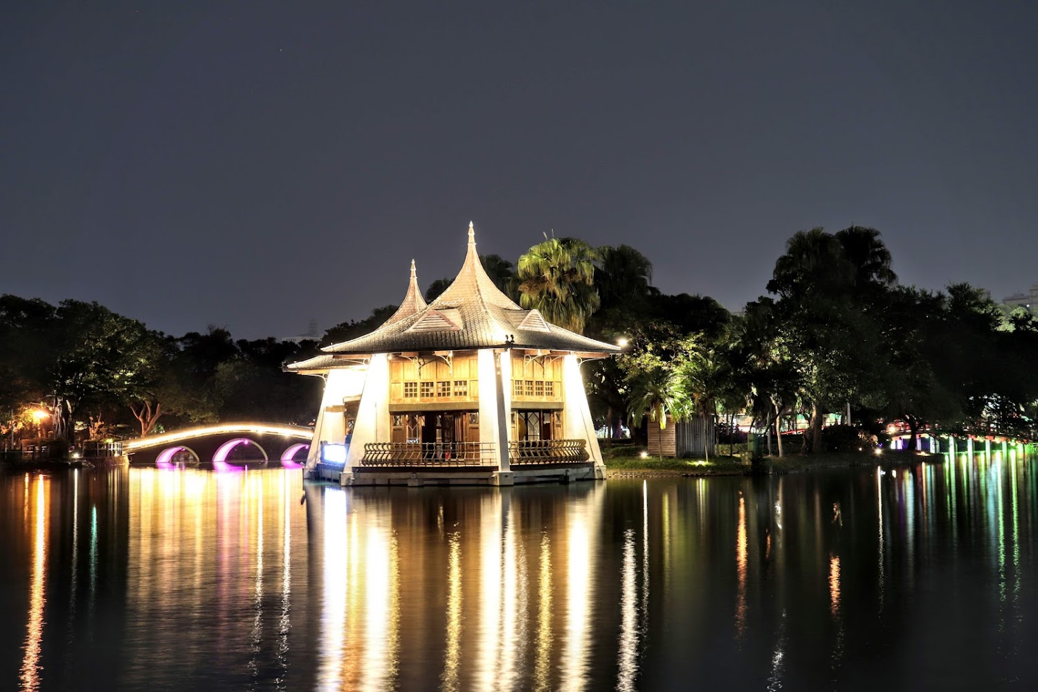 臺中公園夜間湖心亭