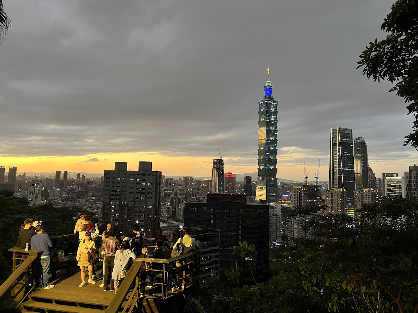 象山夜景與觀景平台人群