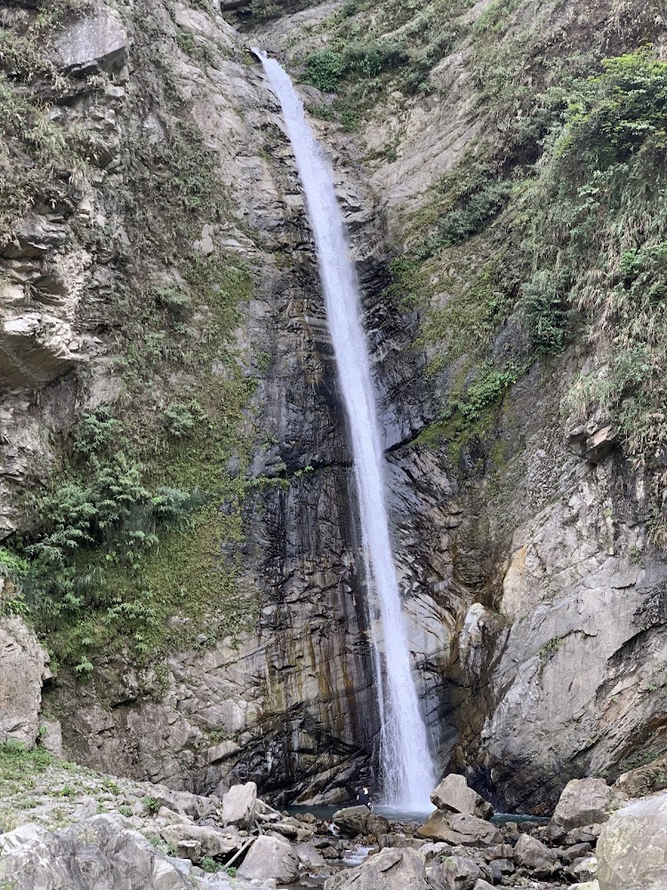雙龍瀑布高聳岩壁落下雙股水流景觀