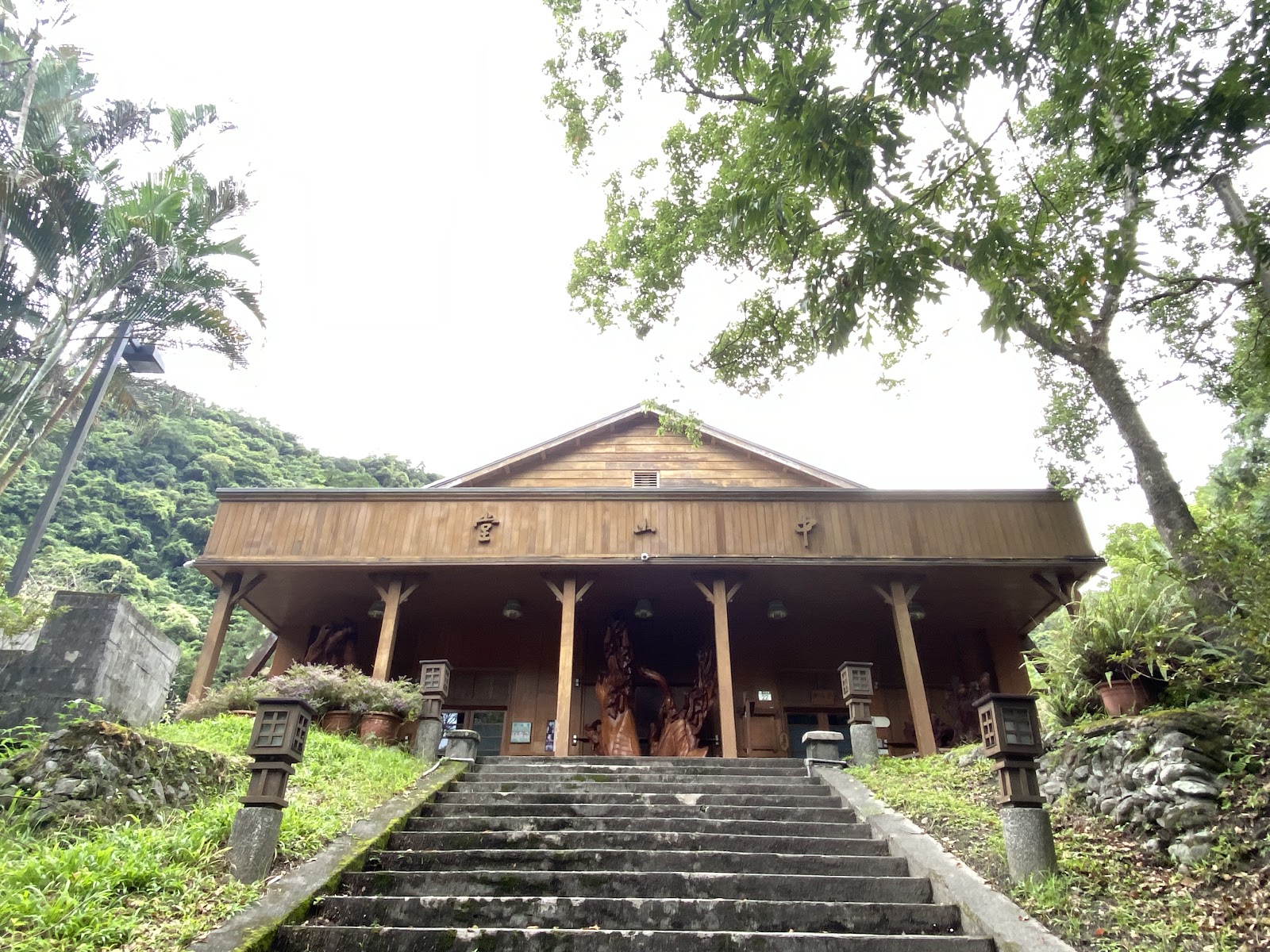 林田山木造建築仰視石階柱廊花蓮鳳林