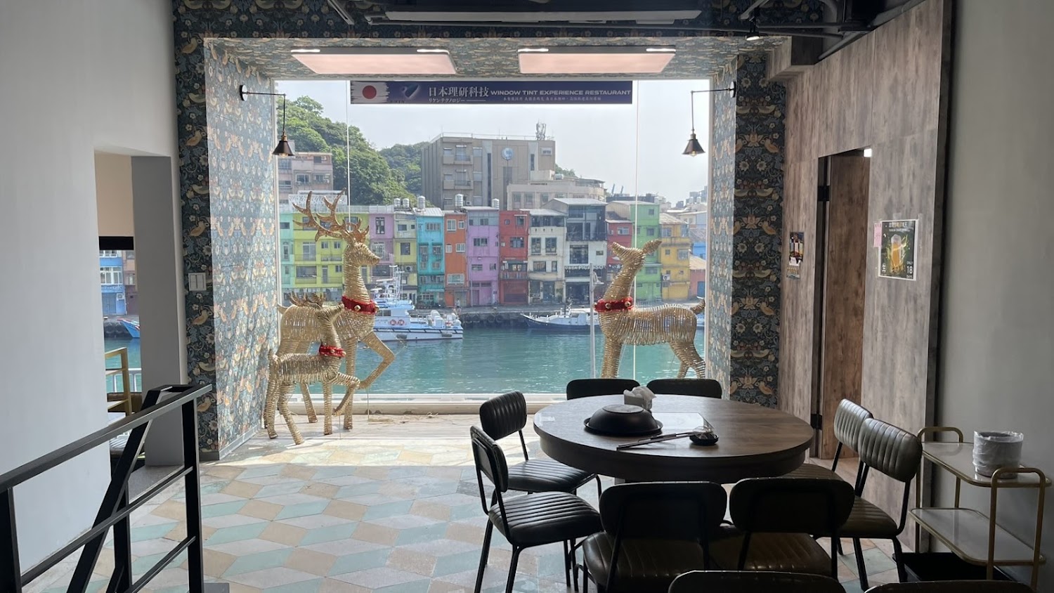 彩虹灣餐飲室內可看見正濱漁港彩色屋