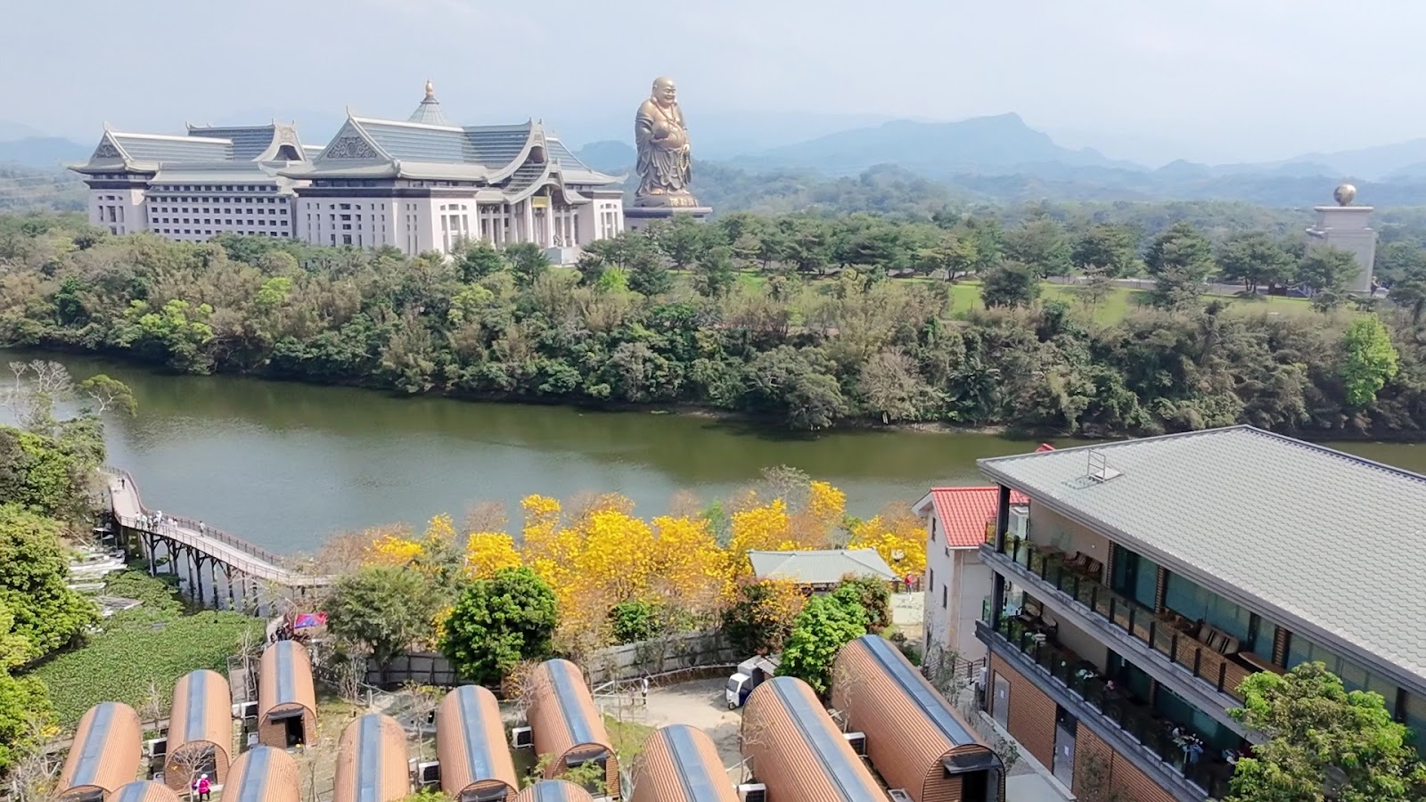 新竹峨眉湖鳥瞰,湖面廣闊倒映藍天山色