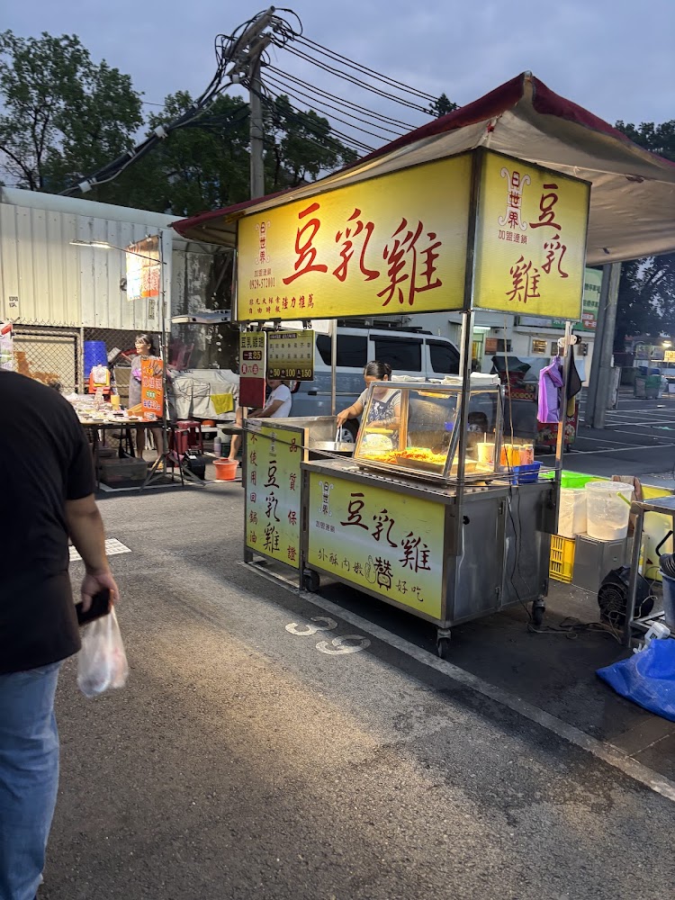 大東夜市豆乳雞攤位,炸物豐富且有人排隊購買。