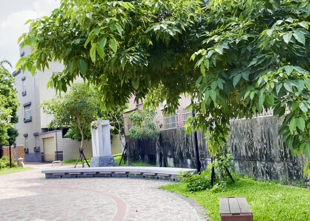 嘉藝點水道頭文創聚落的小型公園與綠樹環境，氣氛安靜舒適。