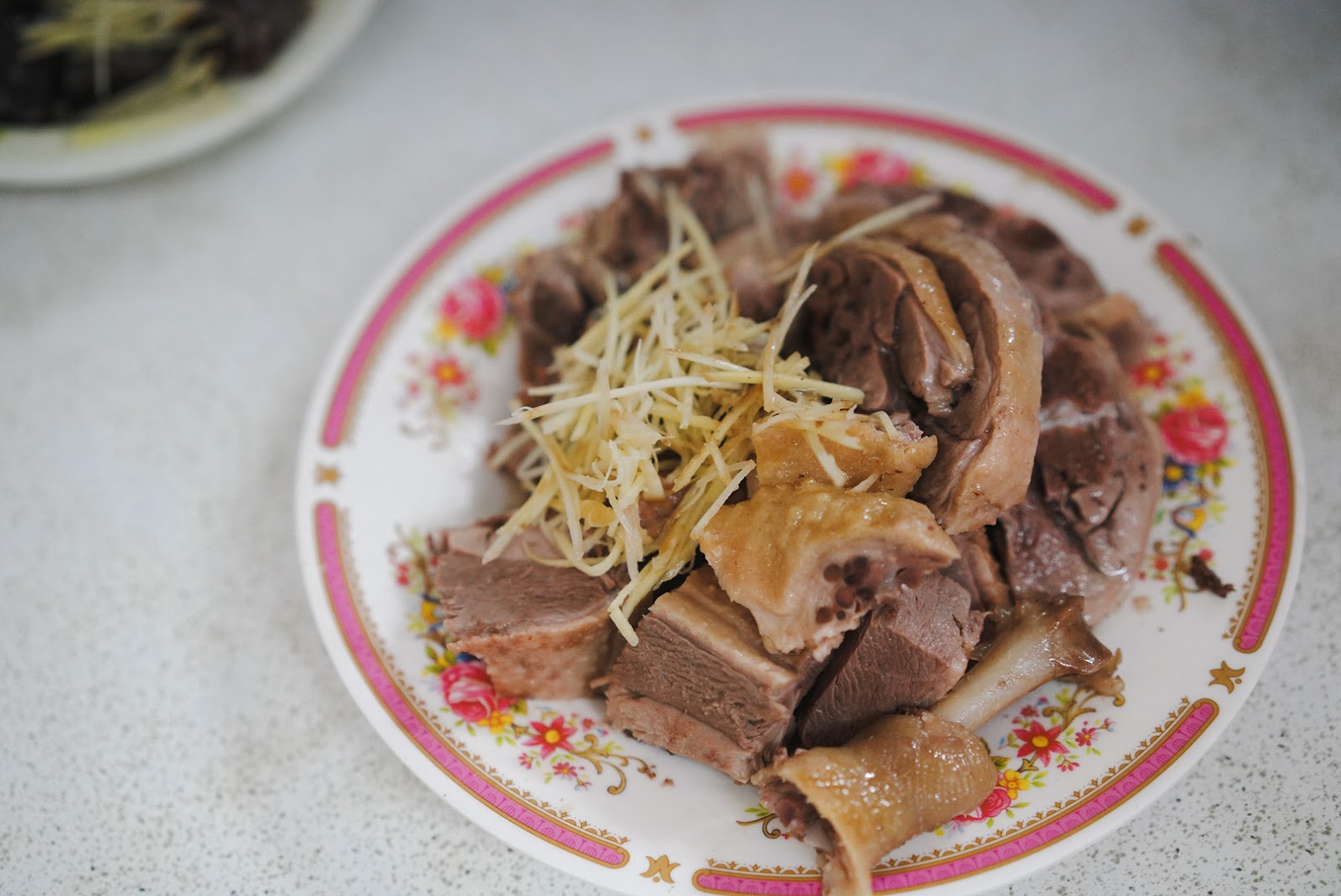 土庫老店當歸鴨肉，花瓷盤盛裝鴨肉加薑絲，色澤誘人