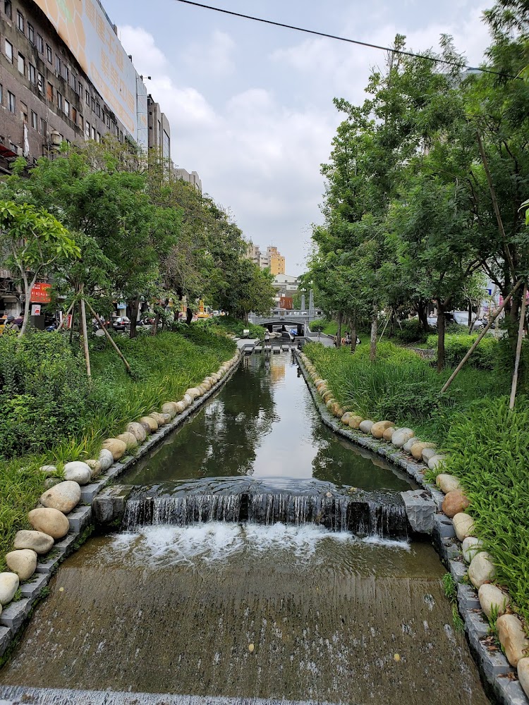 綠川水岸景觀步道白天河岸景色
