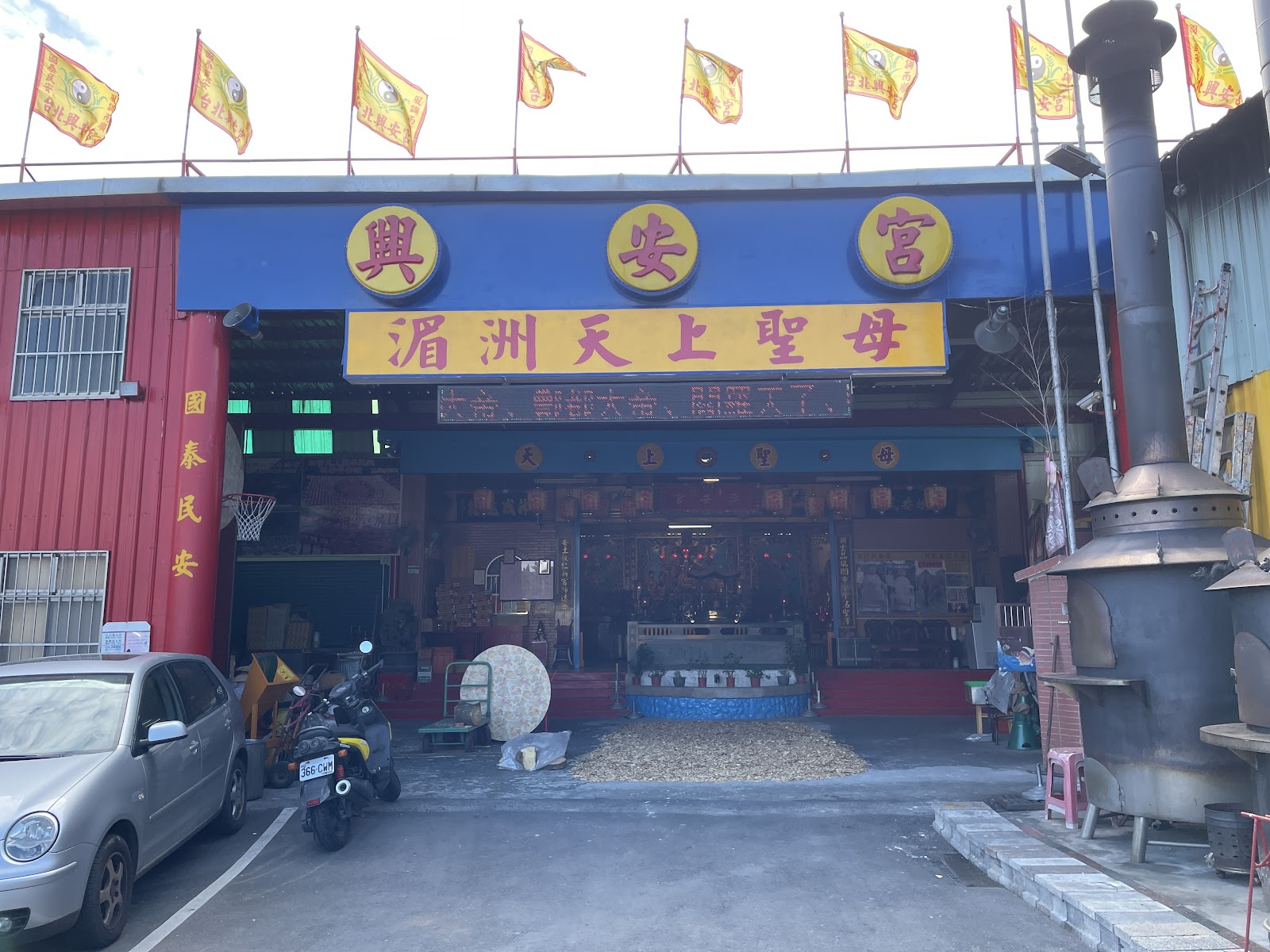 行天宮廟內莊嚴環境，適合求籤問事