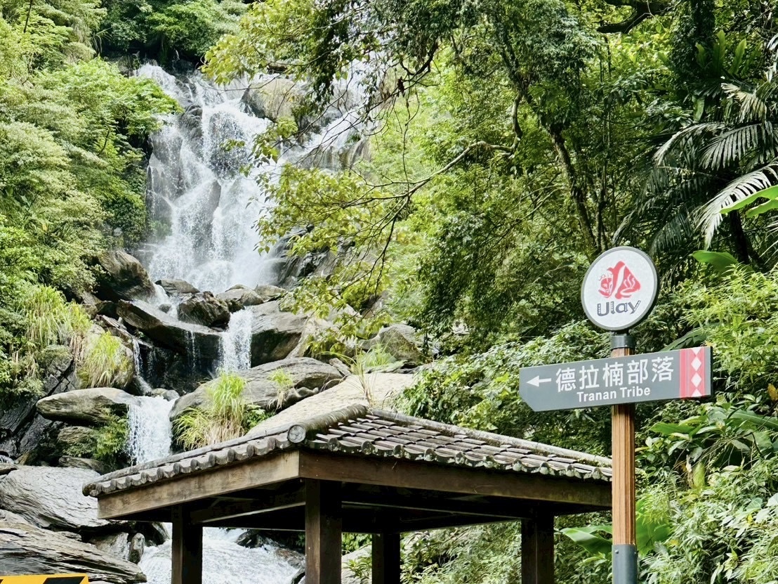 蘭吼瀑布遠景與涼亭指標