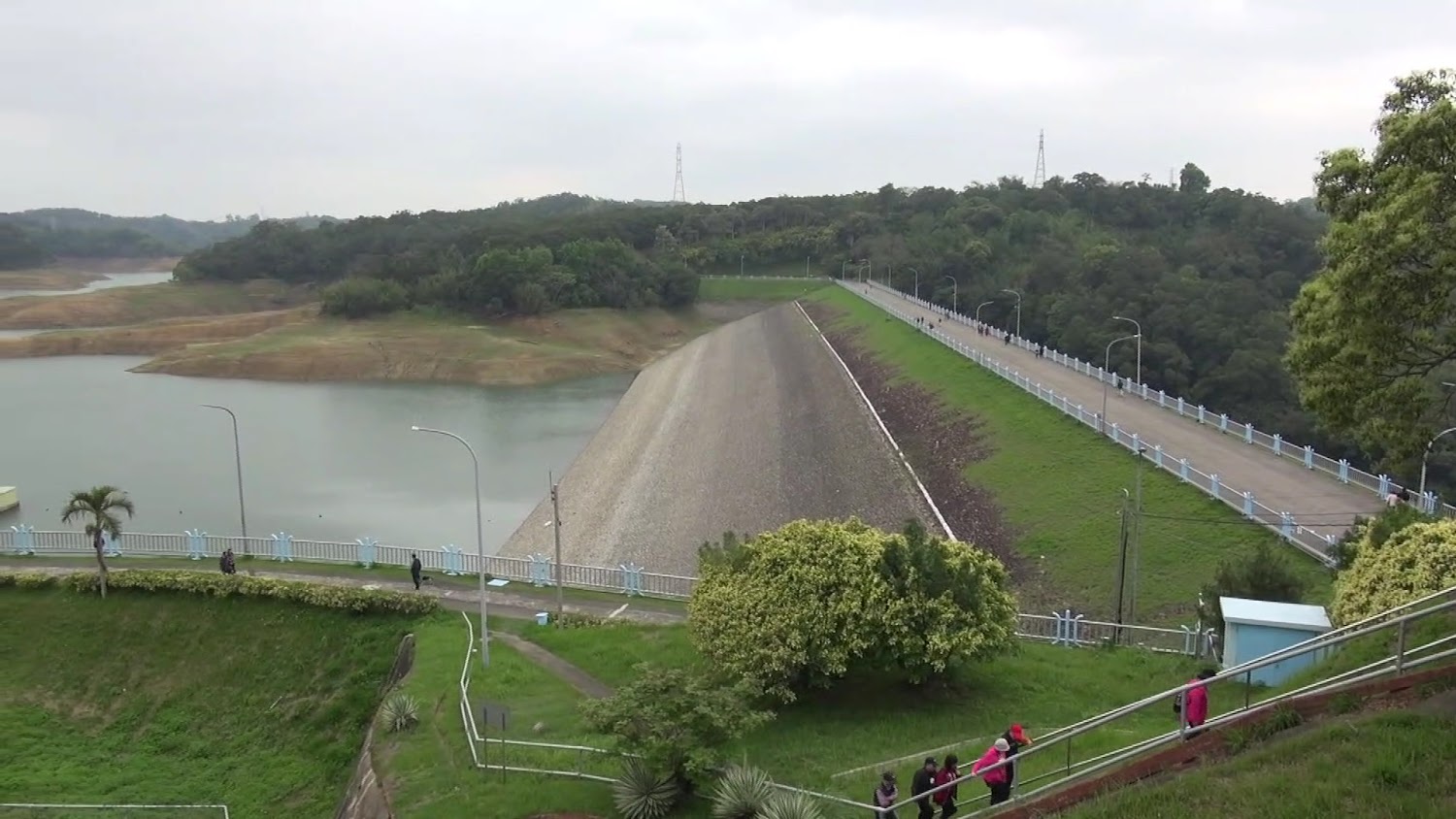 永和山水庫壩頂步道與欄杆