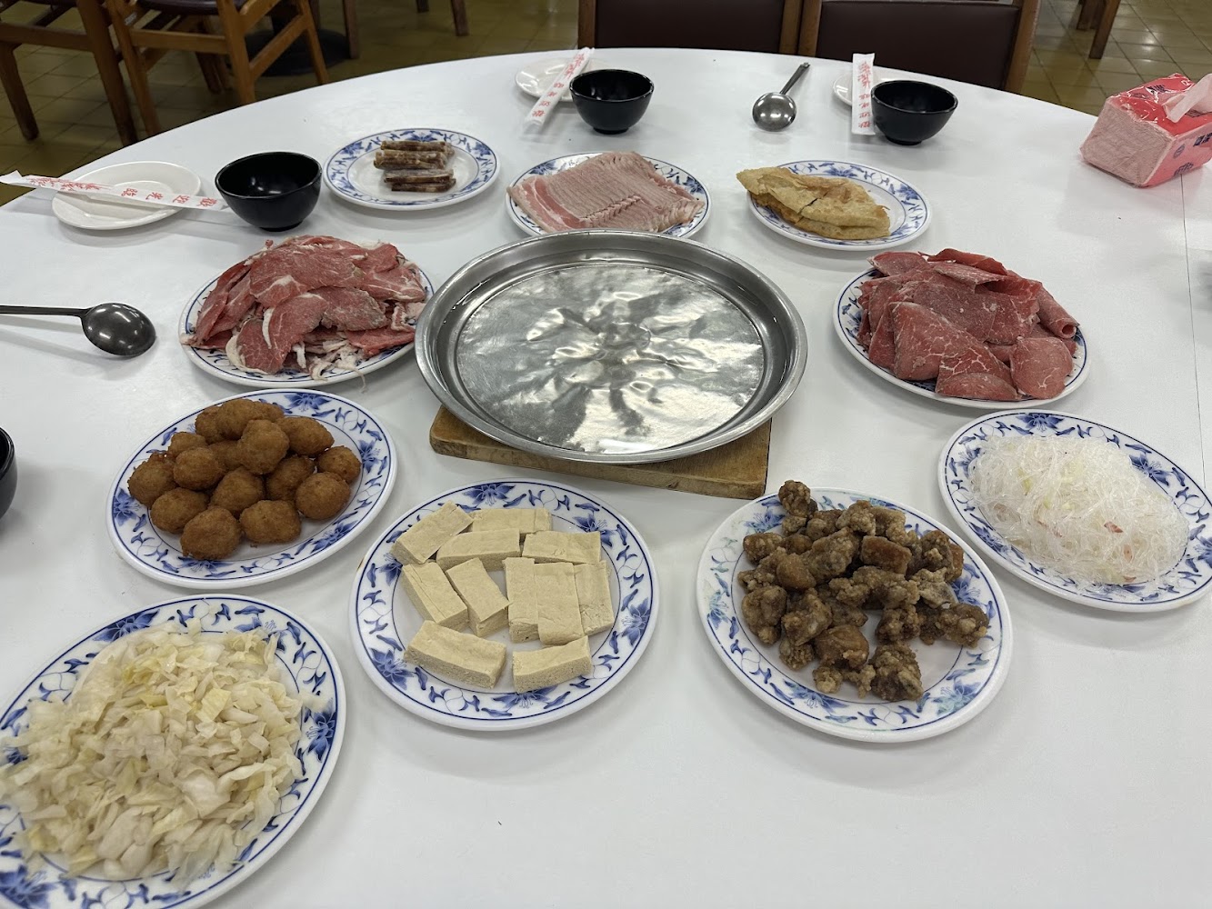 台電勵進餐廳火鍋桌面與肉片豆腐蔬菜擺盤