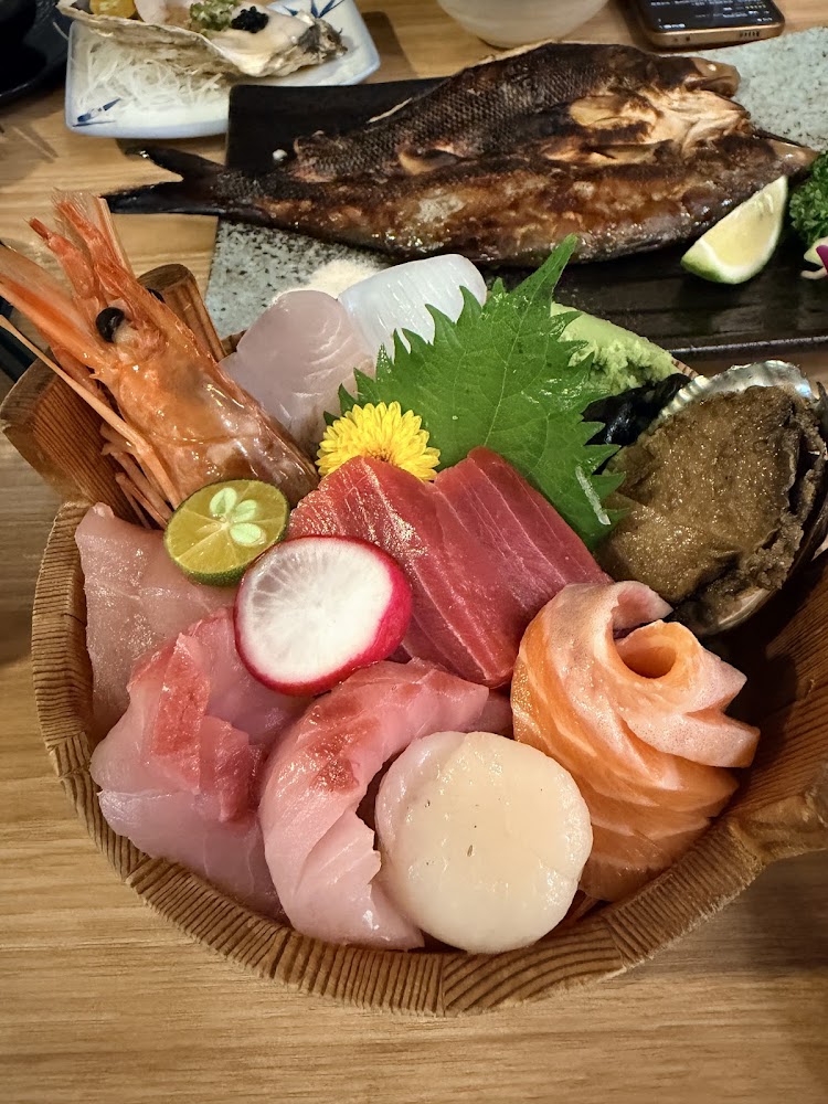海鮮丼飯特寫,包含鮭魚、鮪魚、干貝與甜蝦
