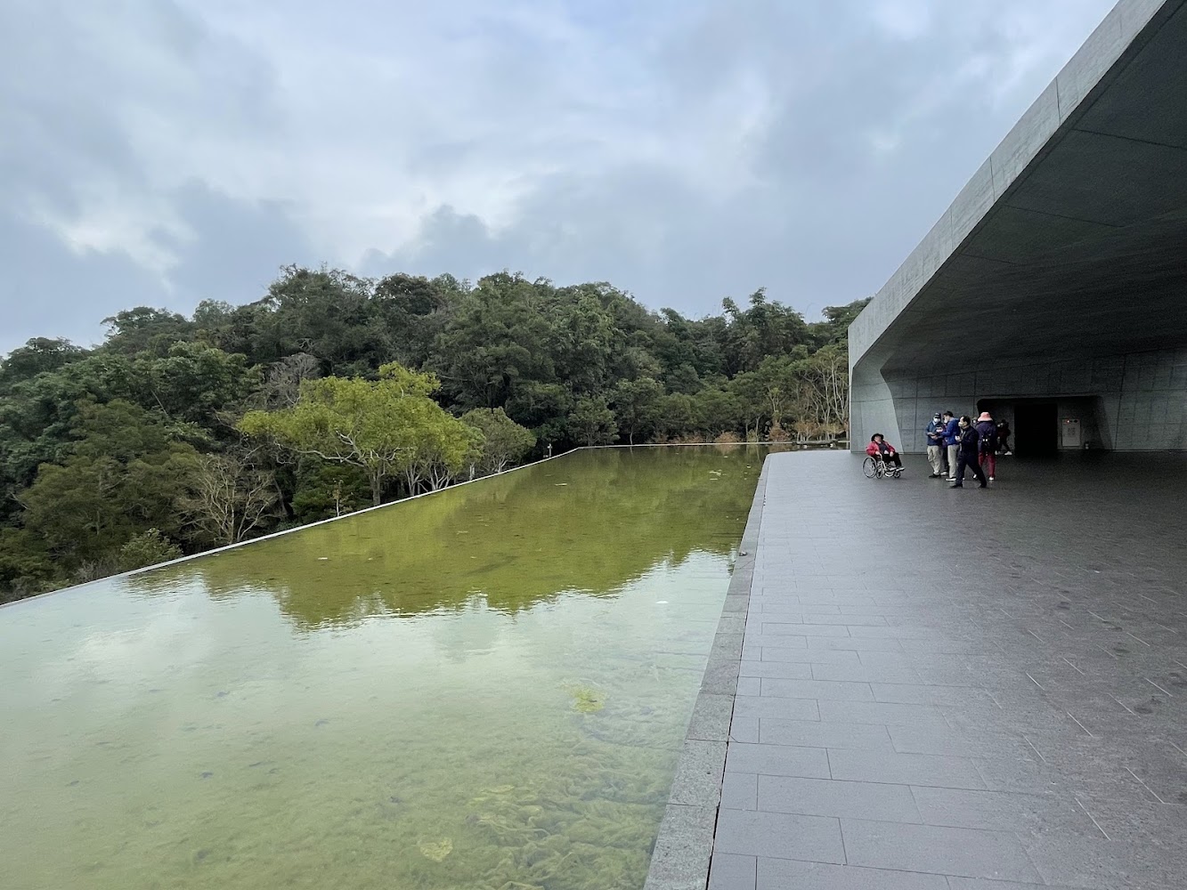 向山眺望平台建築與反射池景色