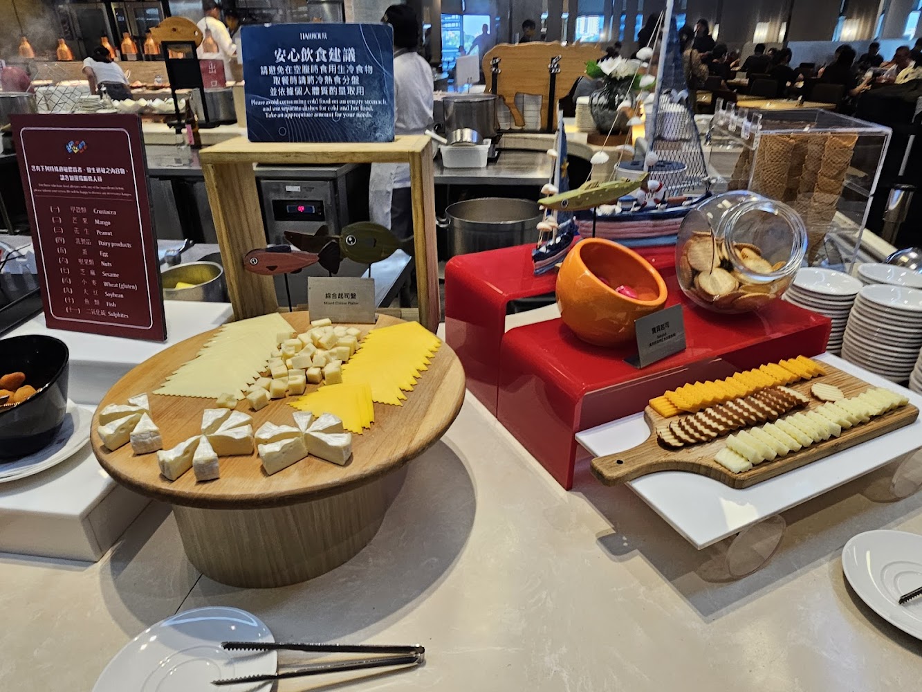 台南南紡店乳酪與餅乾區有各式切片起司與餅乾