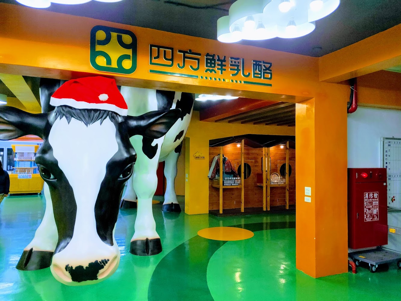 四方鮮乳酪故事館入口有大型乳牛模型。