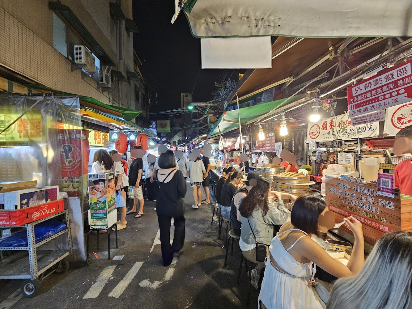 豐原廟東夜市紅燈籠與密集小吃攤，用餐人潮滿滿