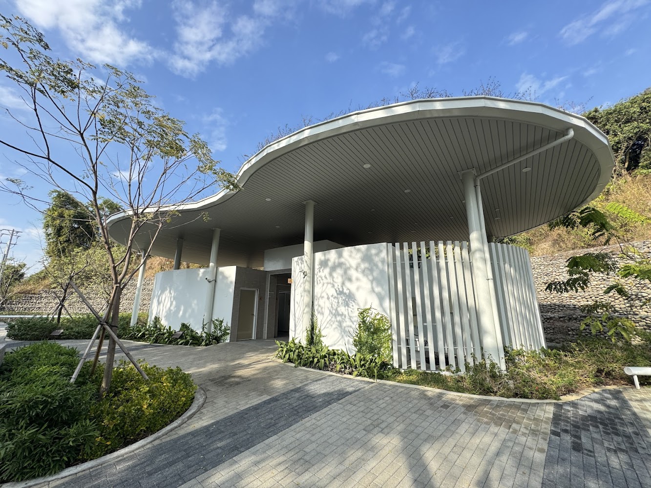 觀音湖現代化公廁建築與步道環境