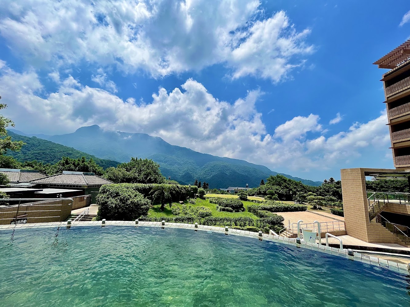 戶外溫泉池與花園山景